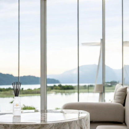Moonrich Raumduft im hellen Wohnraum mit Panoramablick – elegantes Ambiente mit dezentem Raumduft.