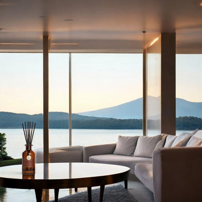 Moonrich Duftflakon auf Fensterbank mit Blick auf See – eleganter Raumduft in beruhigendem Ambiente.