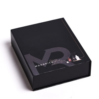 Hochwertige Moonrich Verpackung in mattem Schwarz mit geprägtem Logo – minimalistisches Design für anspruchsvolle Kunden.