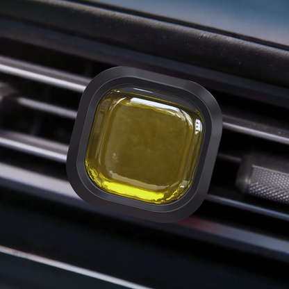 Aromadream Autoduft Duftclip im Einsatz – direkt im Auto-Lüftungsgitter eingesteckt, kompakt und stilvoll
