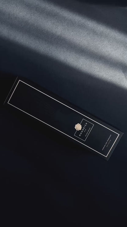 Moonrich Duftflakon im stimmungsvollen Licht – raffinierter Fokus auf Design und Eleganz der Raumdüfte.